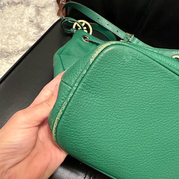 Micheal Kors shoulder bags👜, green color,one size , zipper pocket inside - Picture 5 of 12